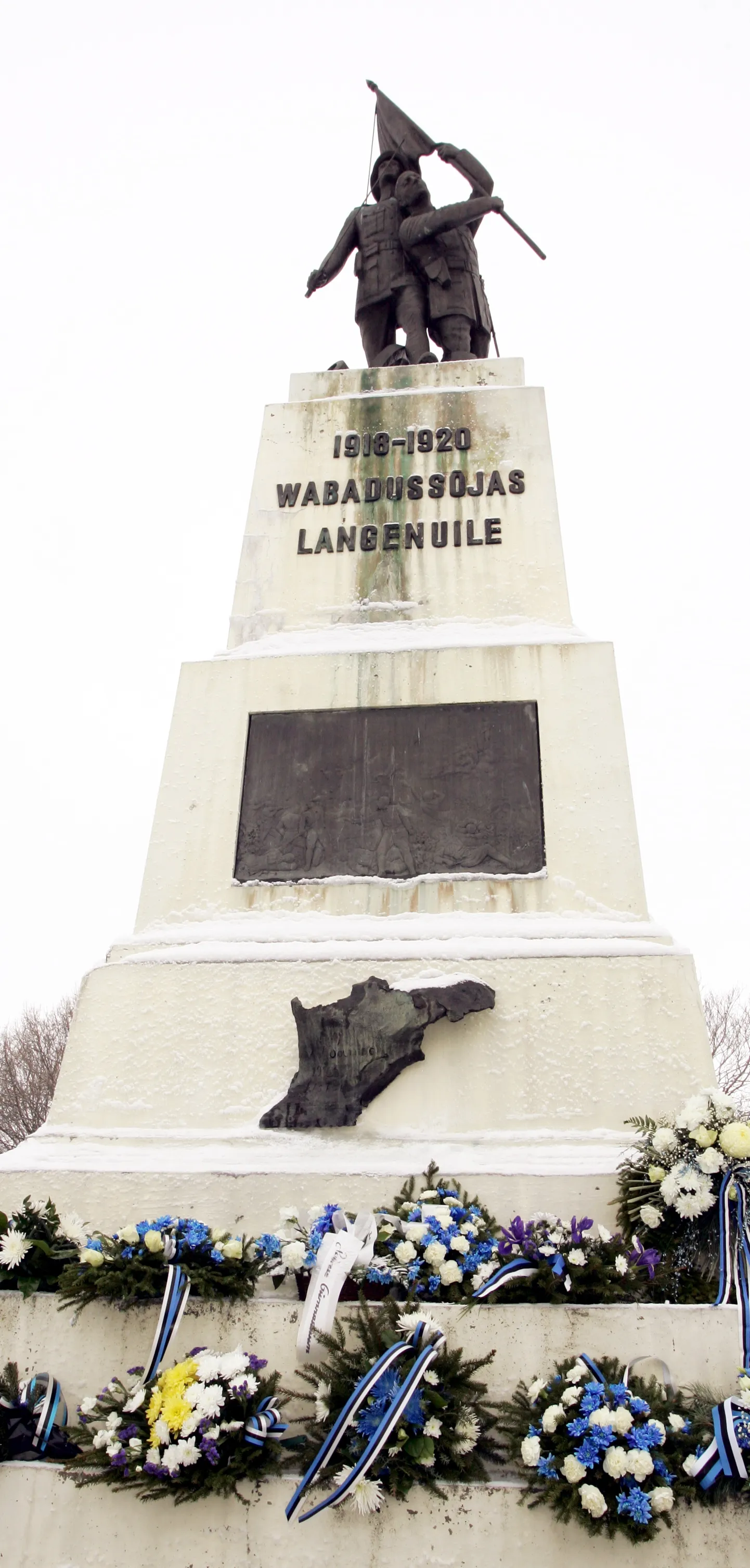 RAK01:VABADUSSÕDA,AUSAMMAS,MONUMENT:24FEB12,RAKVERE, EESTI

FOTOL : EESTI VABARIIGI 94. AASTAPÄEV, PÄRGADE ASETAMINE
VABADUSSÕJA MONUMENDI JUURDE
am/FOTO ARVET MÄGI / VIRUMAA TEATAJA