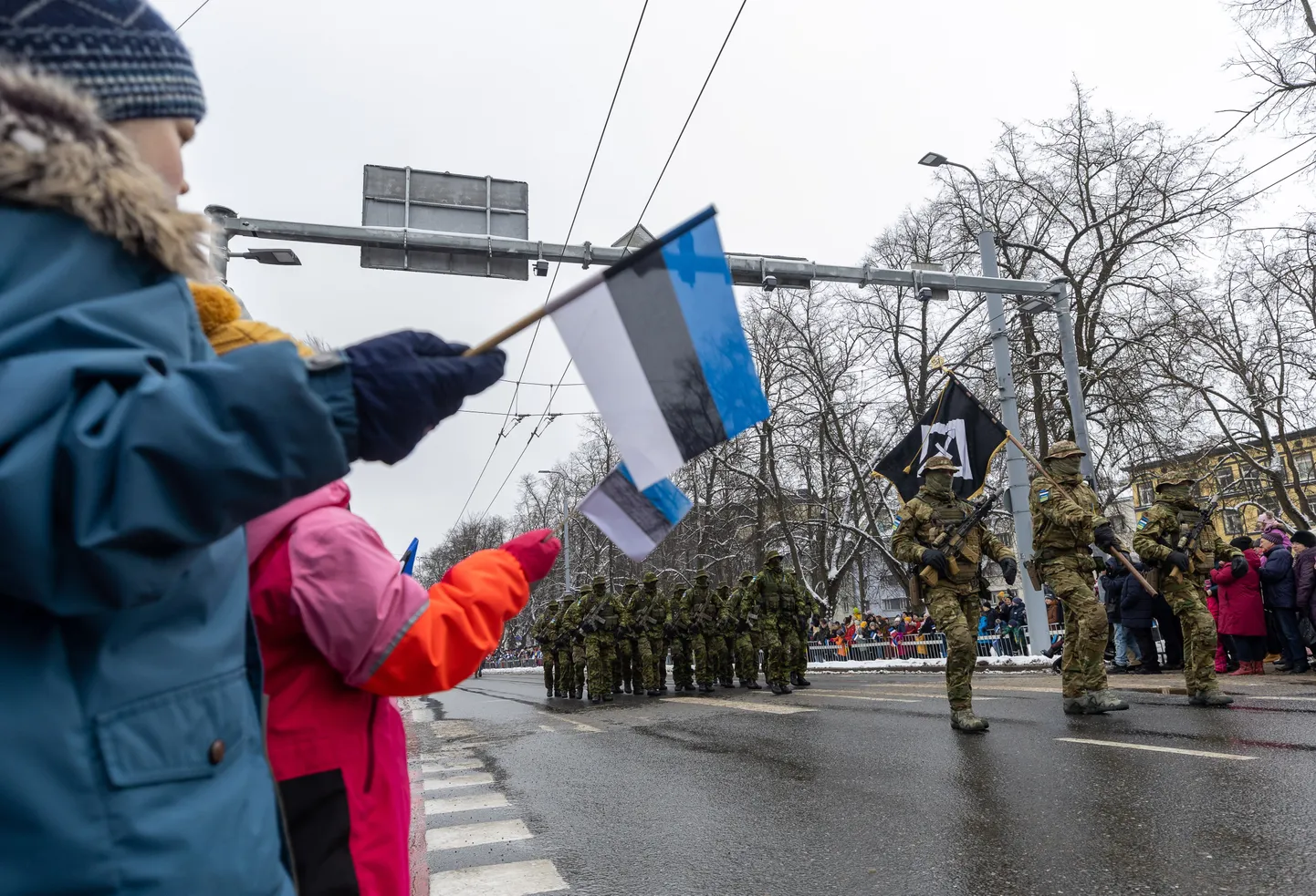 Mullune kaitseväe paraad Tallinnas. Pildil erioperatsioonide väejuhatuse liputoimkond koos üksusega marssimas.