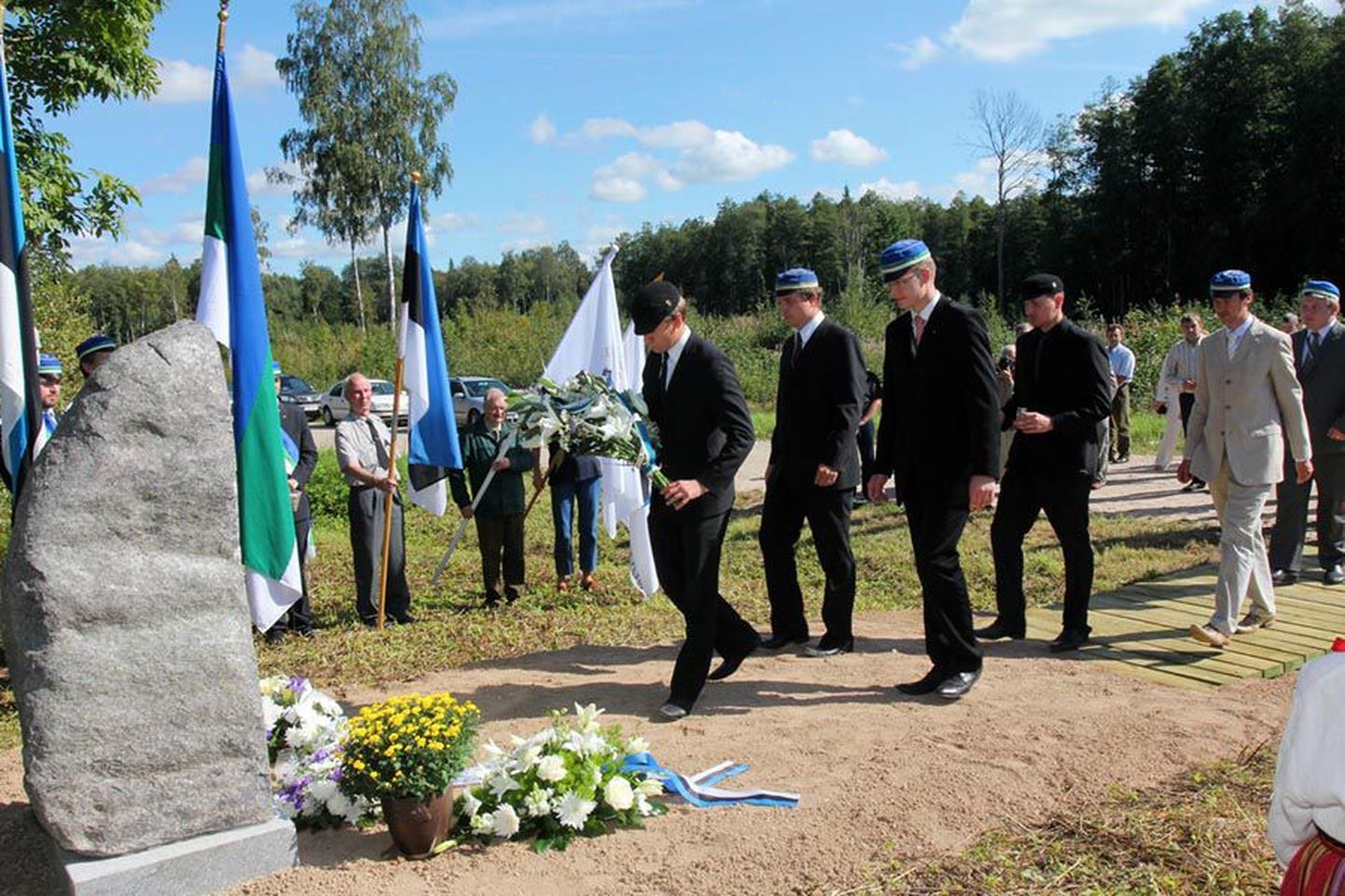 Eesti Üliõpilaste Selts mälestas oma vilistlast lillekimbuga.