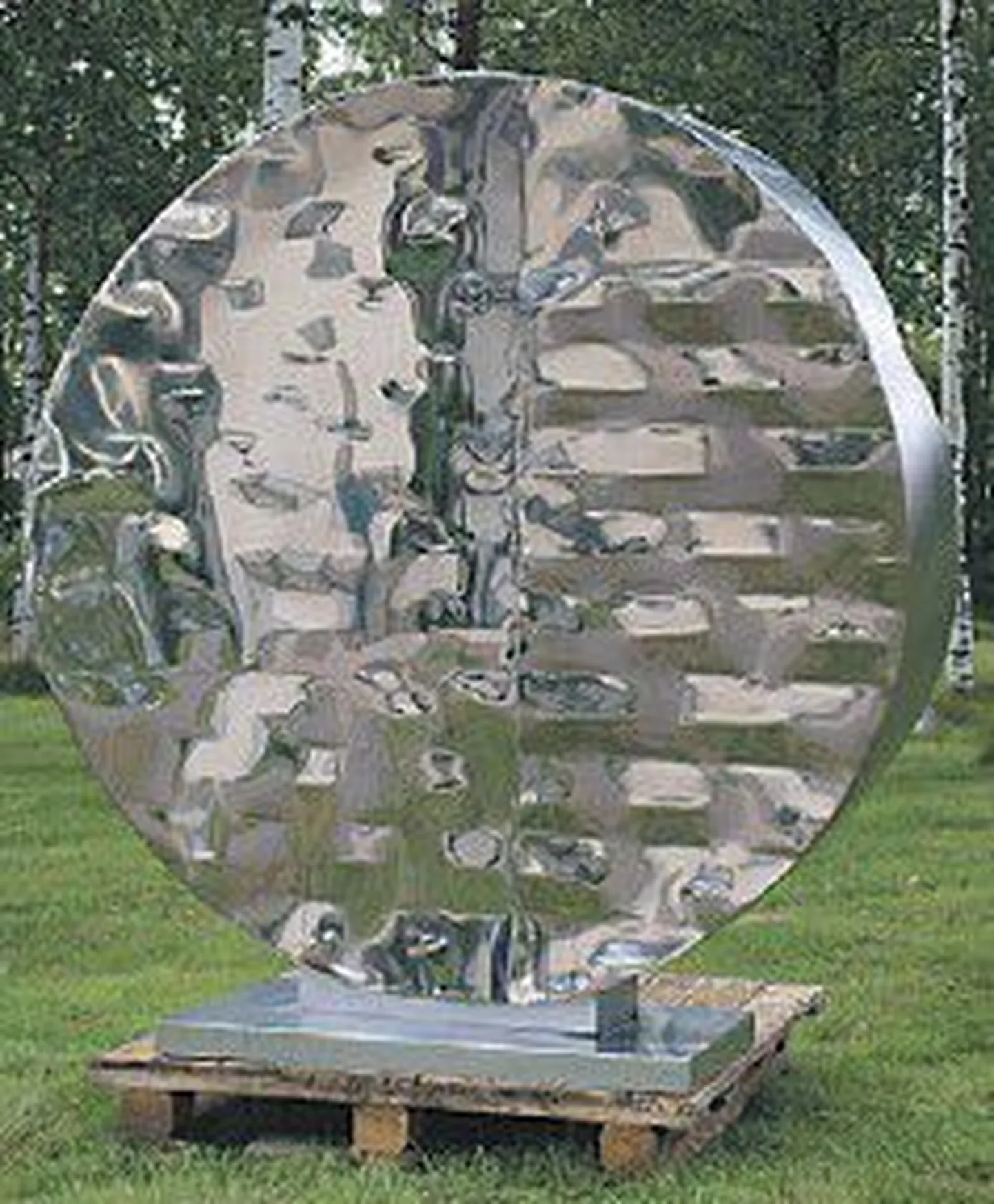 Ээро Хийронен во всех своих работах отдает дань природным стихиям, прежде всего воде. Эта скульптура так и называется «Вода».