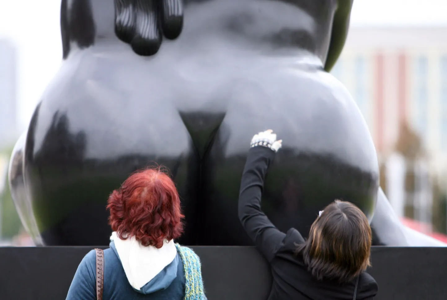 Turistid uurimas Colombia kunstniku Fernando Botero teost «Seated Woman» (Istuv naine)
