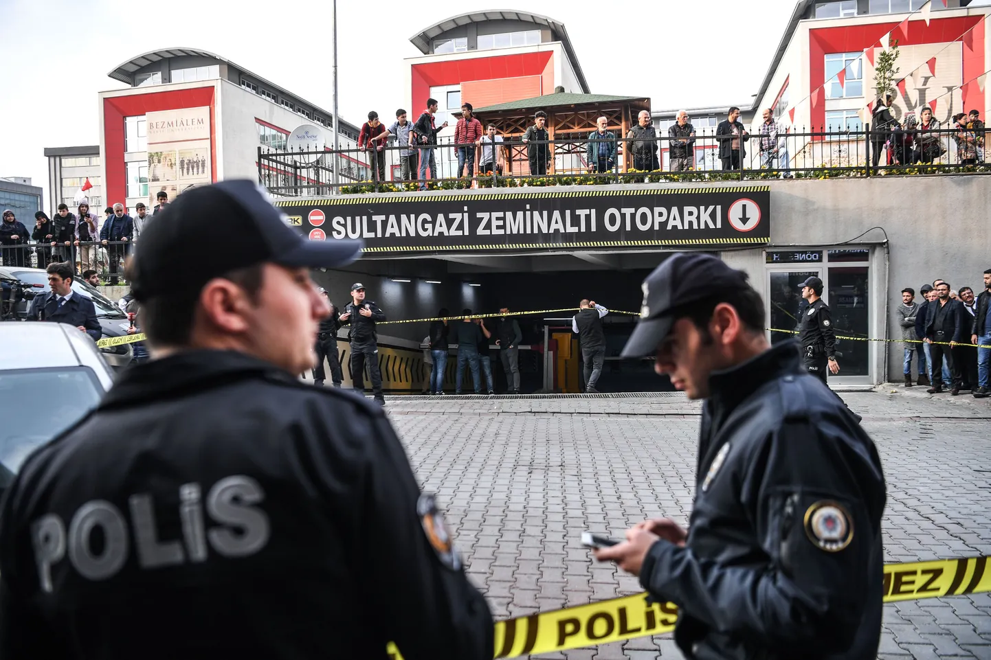 Türgi politsei pidas täna üle riigi kinni 137 inimest.