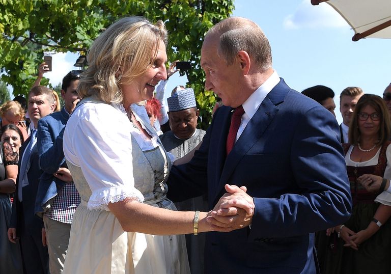 Бывший министр иностранных дел Австрии и президент России танцуют 