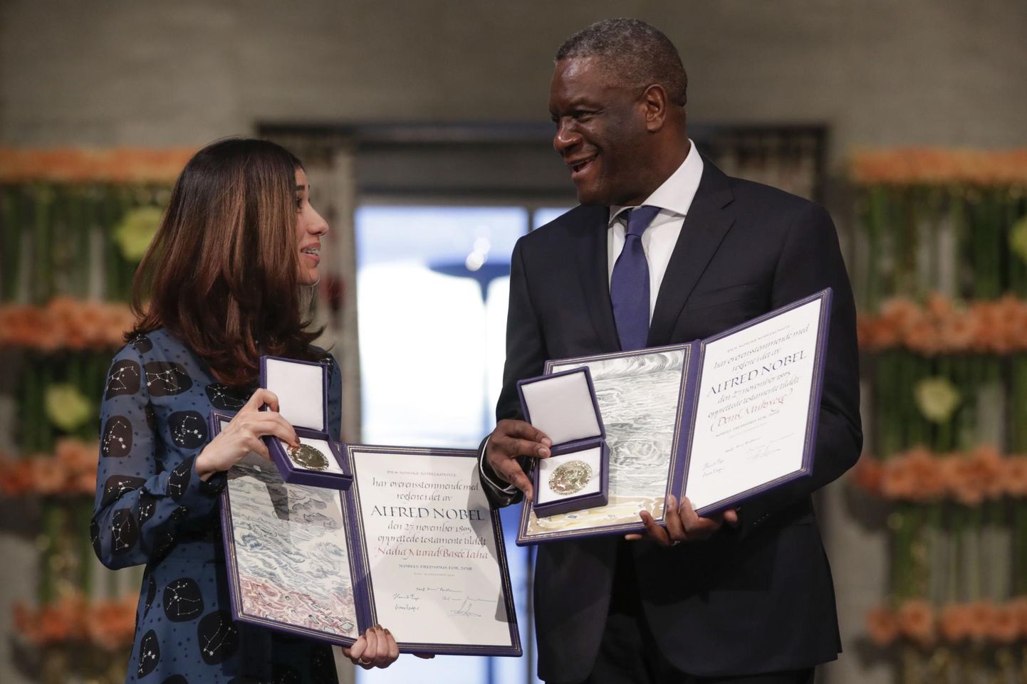 Sõjavägistamisohvrite eestkõnelejad, doktor Denis Mukwege ja Nadia Murad, võtsid eile Oslos vastu tänavuse Nobeli rahu-preemia.