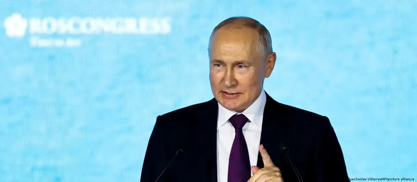 Владимир Путин выступает во Владивостоке 12 сентября 2023 года