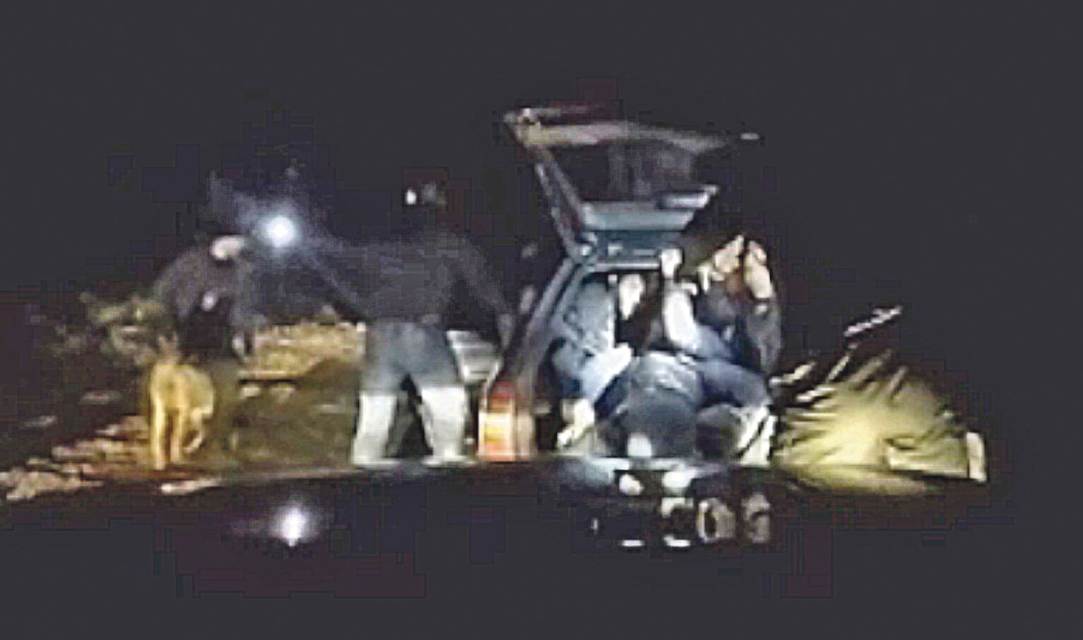Kaadrid politseivideost, kus ööl vastu 12. aprilli koostöös K-komandoga läbi viidud operatsiooni käigus tabati smugeldajate gäng, kes oli mahutanud Ford Mondeo pagasiruumi 11 täisealist vietnamlast.