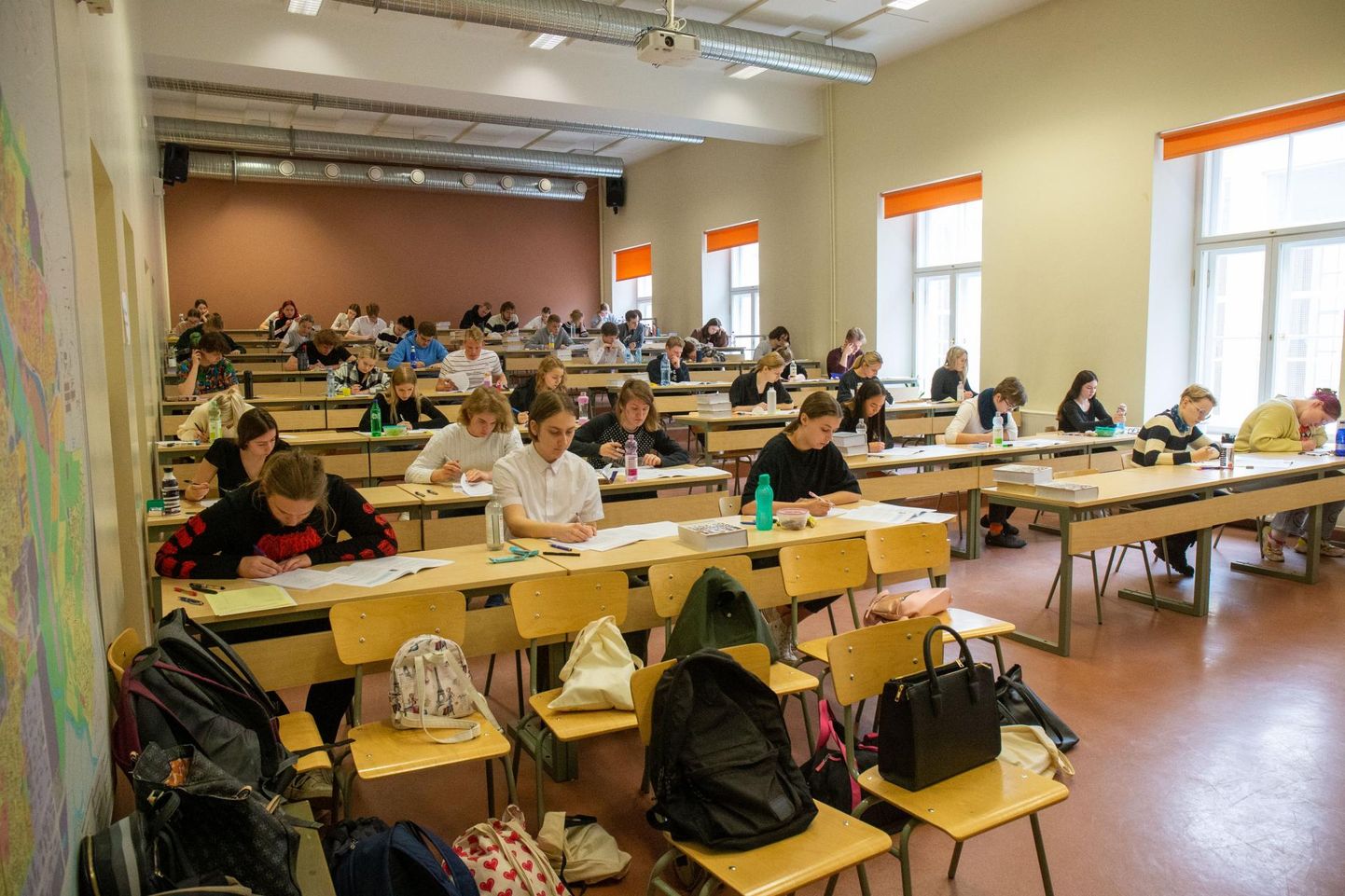 Poska gümnaasiumis tegi eile eesti keele riigieksamit ligi 180 noort. Neist umbes 50 oli auditooriumis, ülejäänud olid 15–19 kaupa klassides.