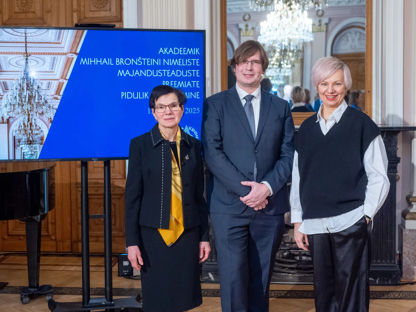 (vasakult) Maaja Vadi, Priit Vahter ja Natalia Levenko, Mihhail Bronšteini nimelise majanduspreemia laureaadid.