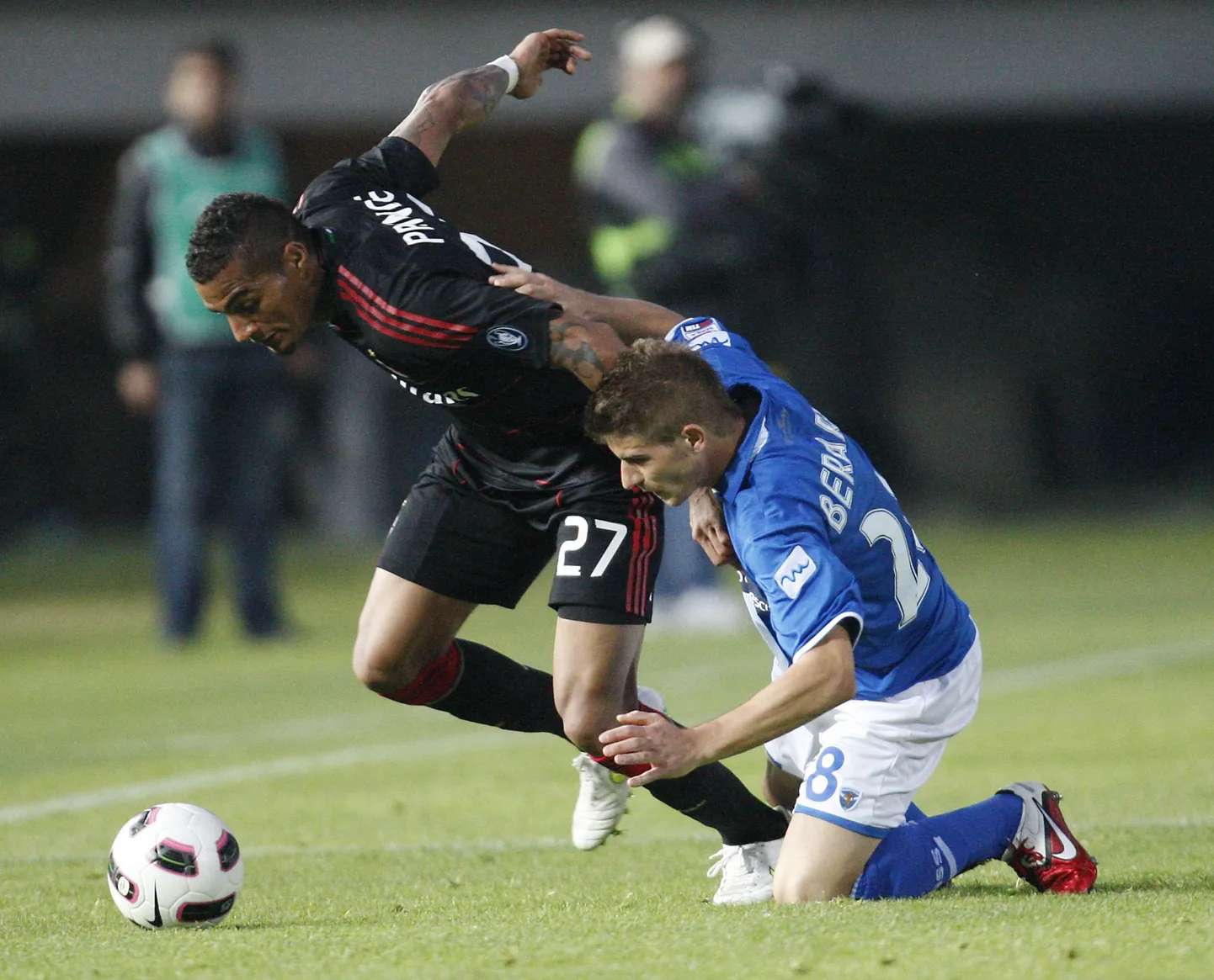 Gaetano Berardi (paremal) üritab takistada Kevin-Prince Boatengi.