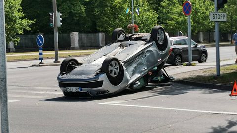 В Пярну столкнулись два автомобиля Škoda, один перевернулся на крышу