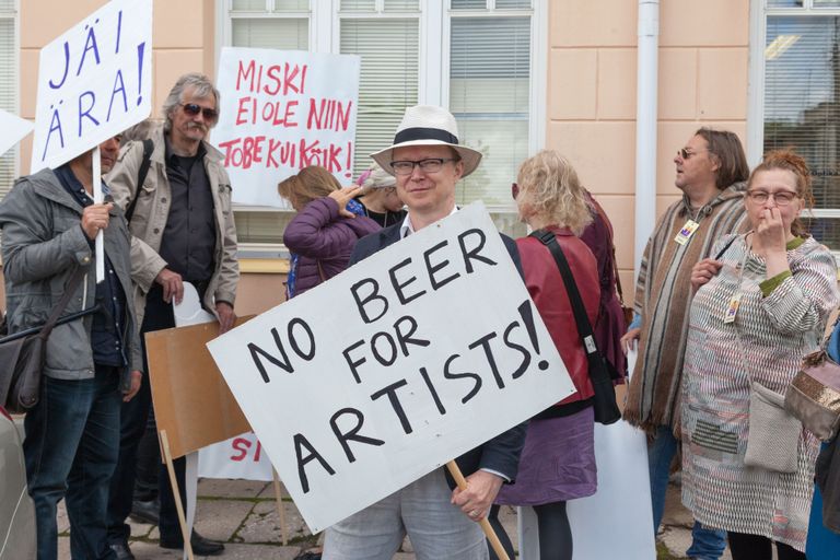 Soome kunstirühmituse Arteground veteranliikmete marss.
