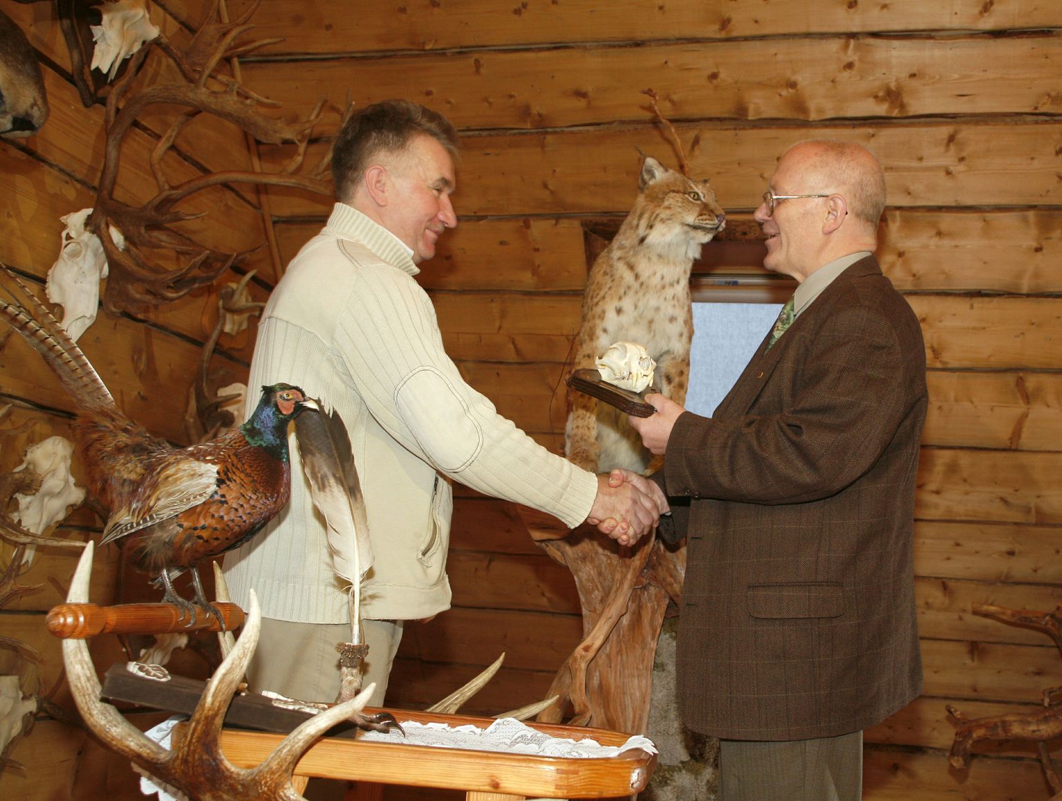 Jahimees ja topisemeister Janno Lang (vasakul)annab Eesti vanima ilvese kolju üle Tallinna loomaaia direktorile Mati Kaalule. Taamal selle ilvese topis.