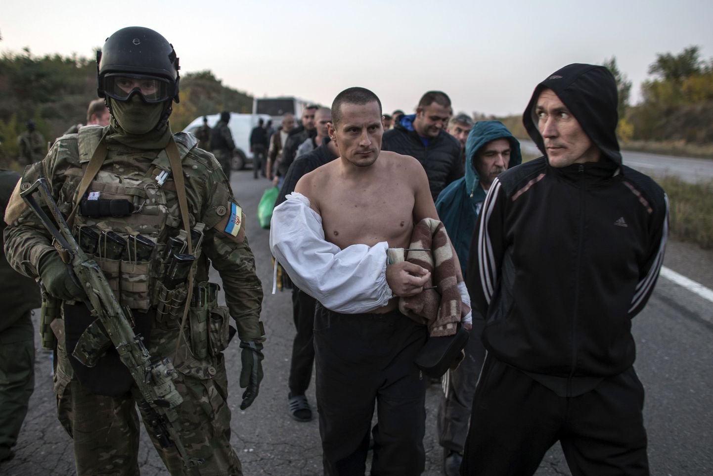 Ukraina sõdur (vasakul) seisab kinni võetud terroristide juures valves, oodates vangide vahetust.