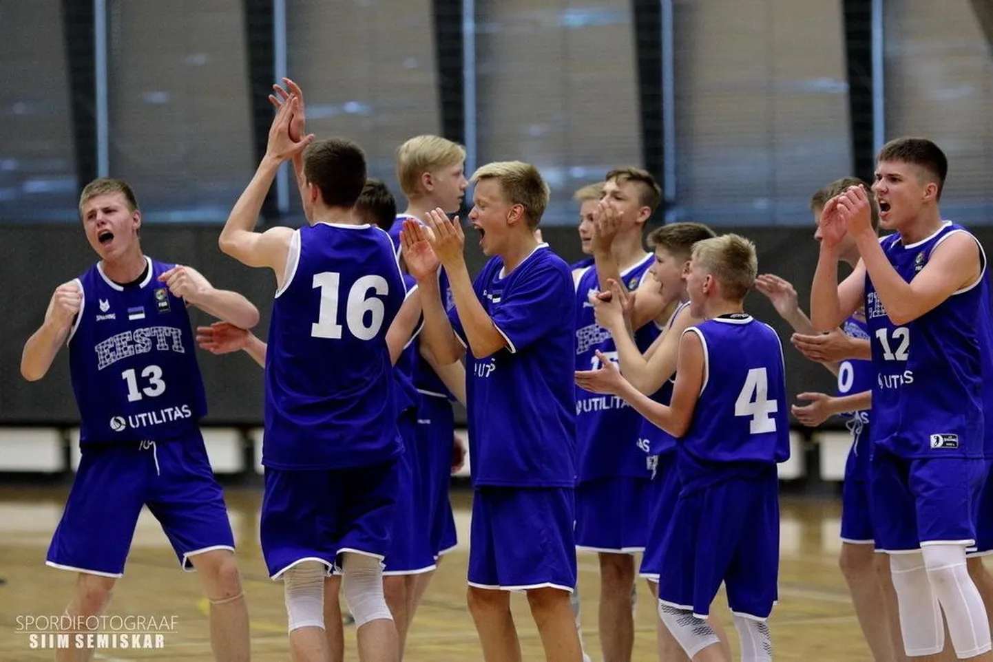 Pikakasvuline Oliver Balõtsev (vasakul) sai Eesti kuni 14-aastaste poiste korvpallikoondise rivistuses Balti karikaturniiril korralikult mänguaega.