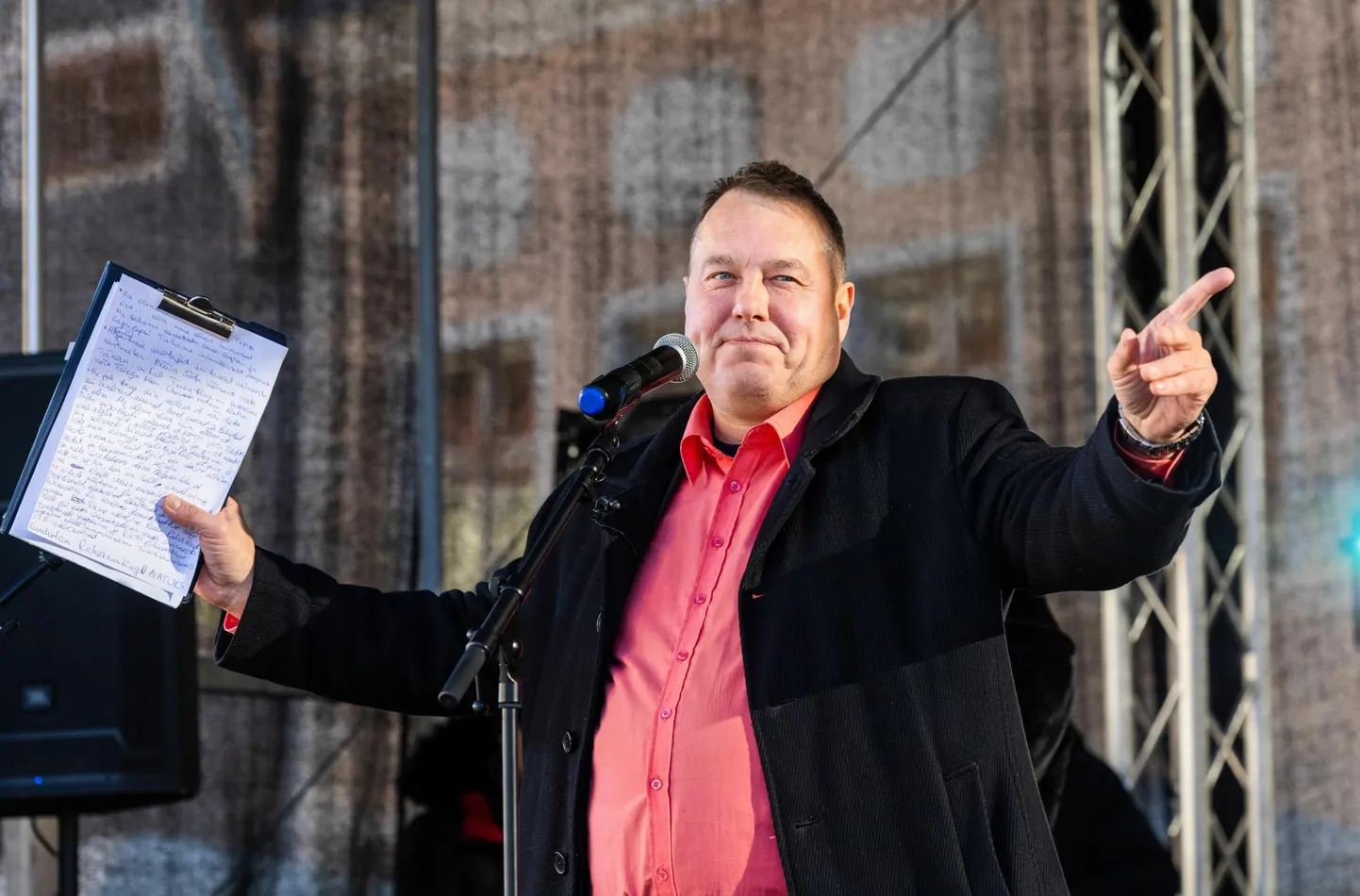 Süüdistuse järgi täitis Aivo Peterson Venemaa ametiasutuste ülesandeid. Kas tema motiiv oli Venemaalt saadud raha või midagi muud, asjaosalised enne kohtuprotsessi ei avalikusta.