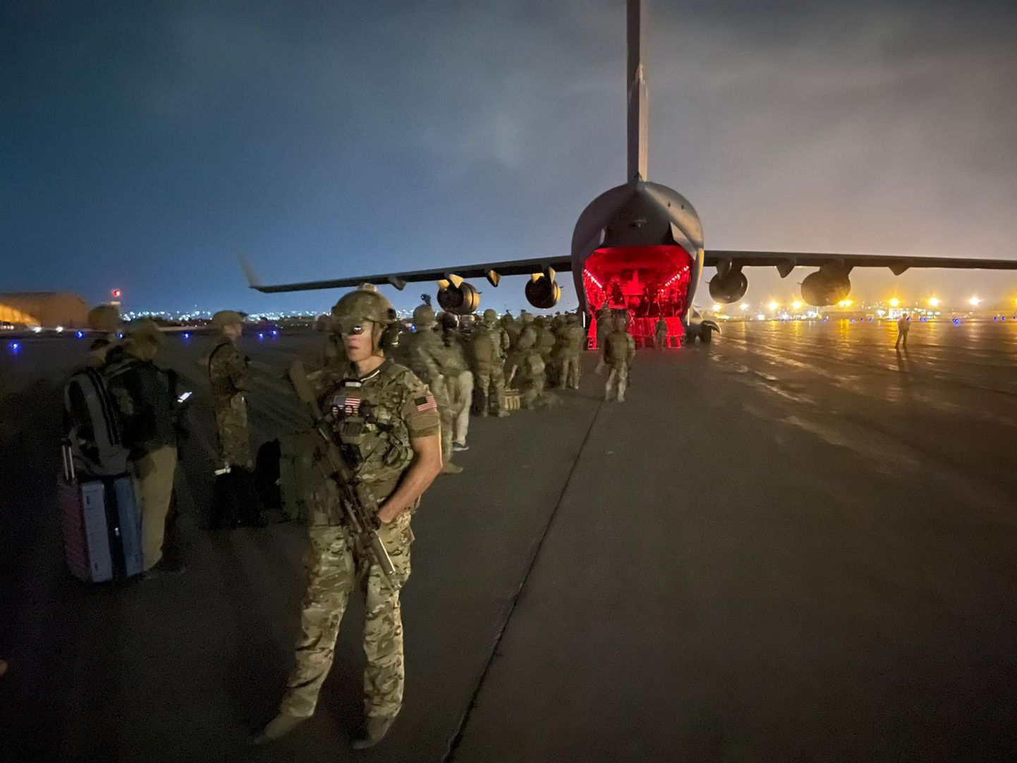 USA armee viimased sõdurid – 82. õhudessantdiviisi langevarjurid astumas 31. augustil 2021 Kabulis Hamid Karzai rahvusvahelisel lennujaamas õhuväe C-17 Globemaster III pardale.