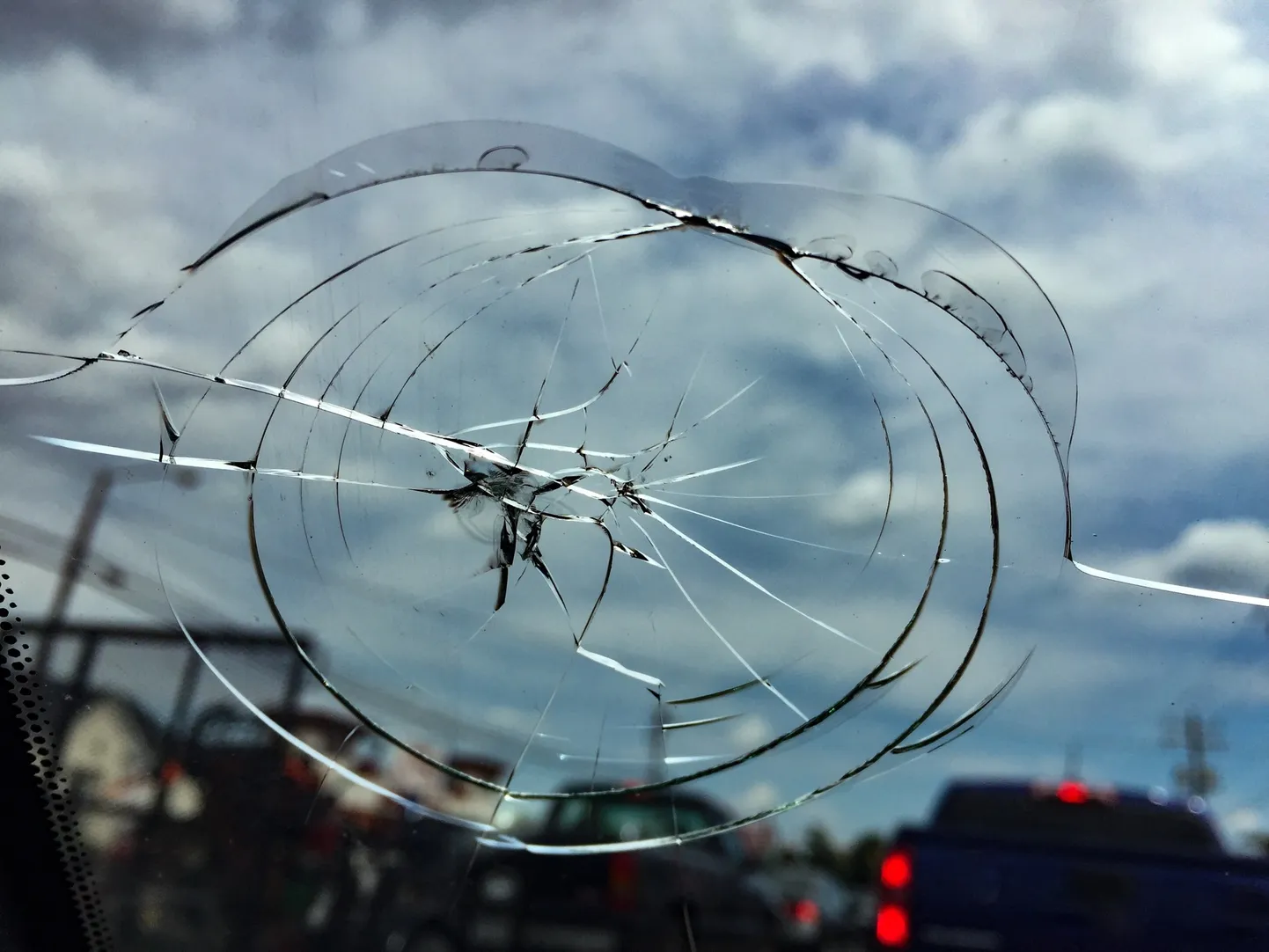 Трещина в автомобильном стекле