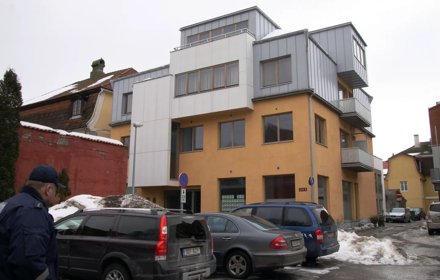 Pärnus Uus 1 maja katuselt kukkus naisele jääkamakas pähe.
