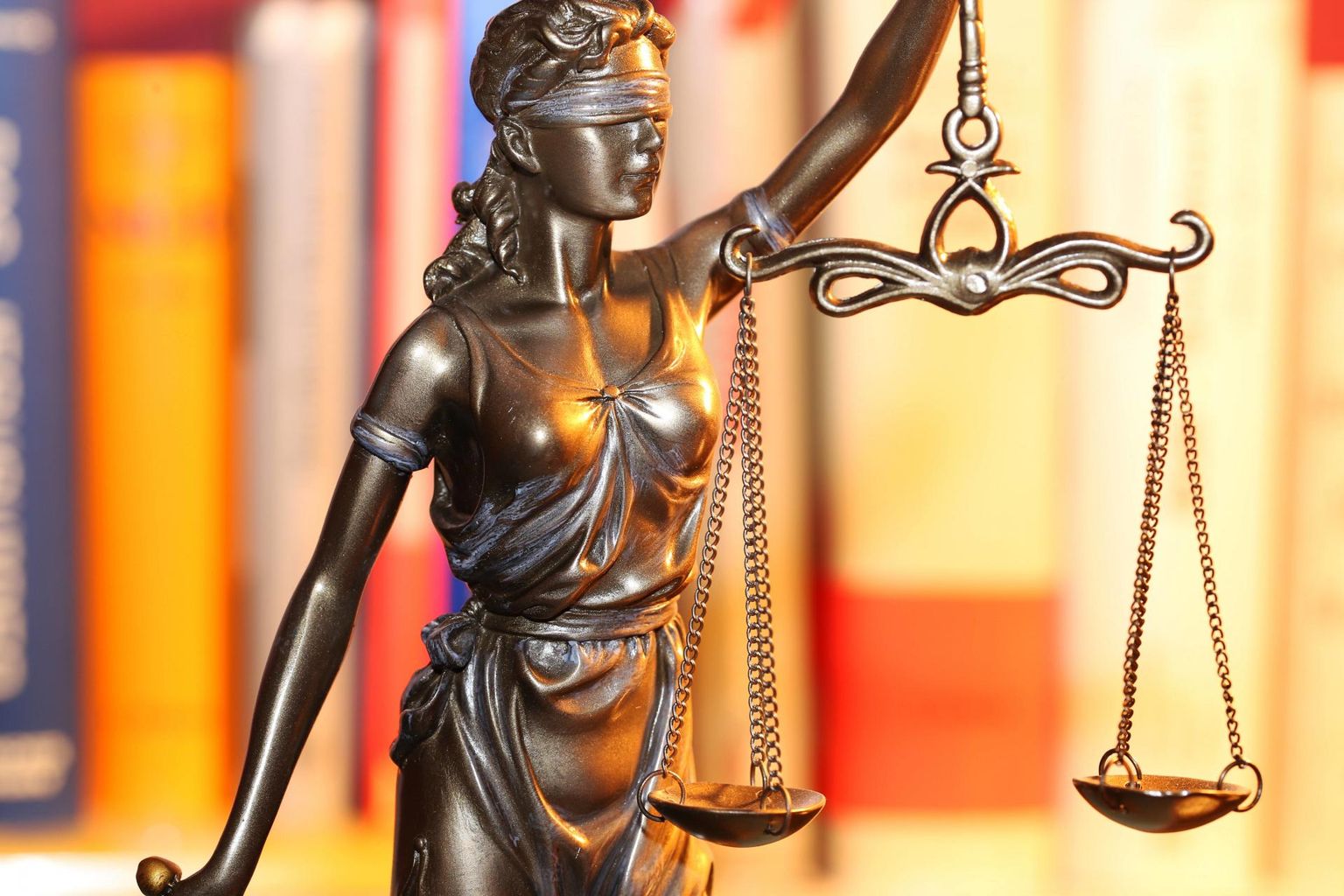 Õigusjumalanna Justitsiat kujutatakse seotud silmadega, ühes käes mõõk, teises kaalud. Tema seotud silmad sümboliseerivad kohtumõistmise erapooletust ja allumist ainult seadusele. FOTO: Via Www.imago-images.de