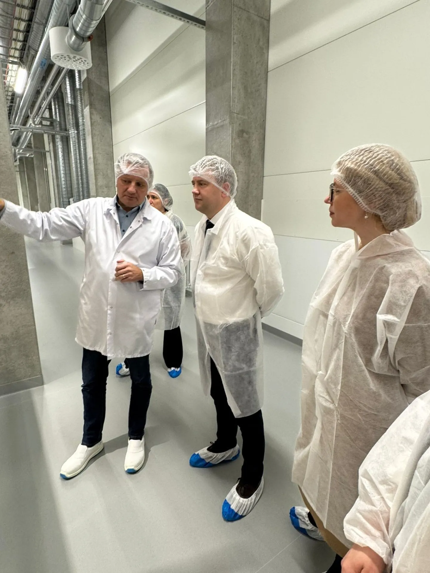 Fotol E-piima juhatuse esimees Jaanus Murakas, Ukraina põllumajandusminister Vitali Koval ning regionaal- ja põllumajandusminister Piret Hartman.