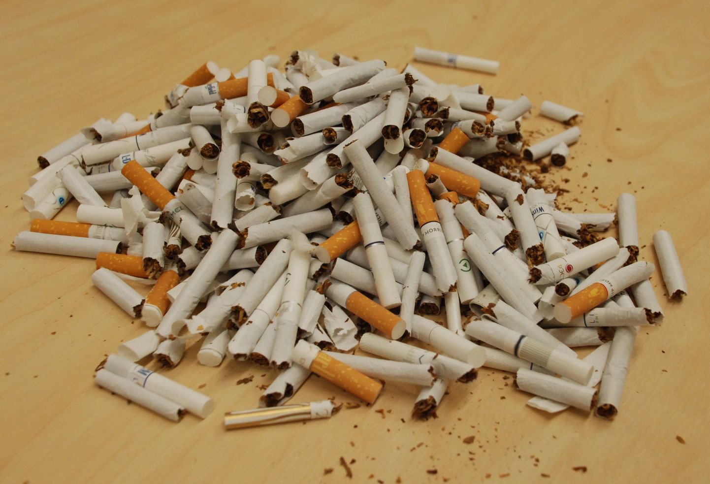 Сигареты тоже являются источником загрязнения.