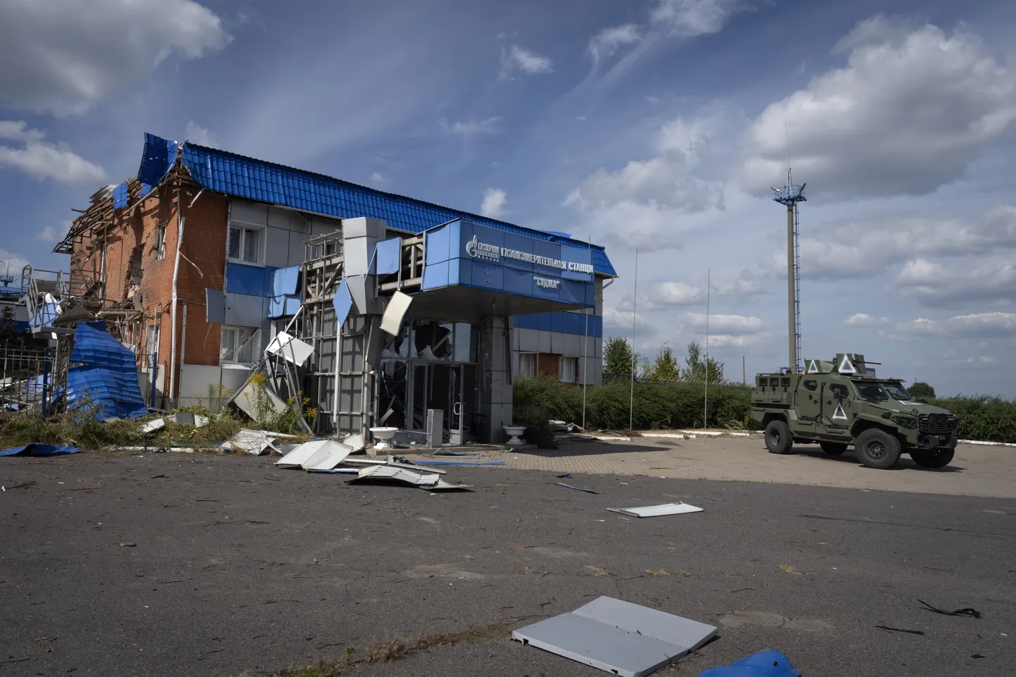 Fotol: Ukraina armee soomustransportöör sõidab mööda Venemaa energiagigandi Gazpromi gaasi mõõtejaamast Sudžas, Kurski oblastis, Venemaal, reedel, 16. augustil 2024. See pilt sai enne avaldamist Ukraina Kaitseministeeriumi heakskiidu - AP.