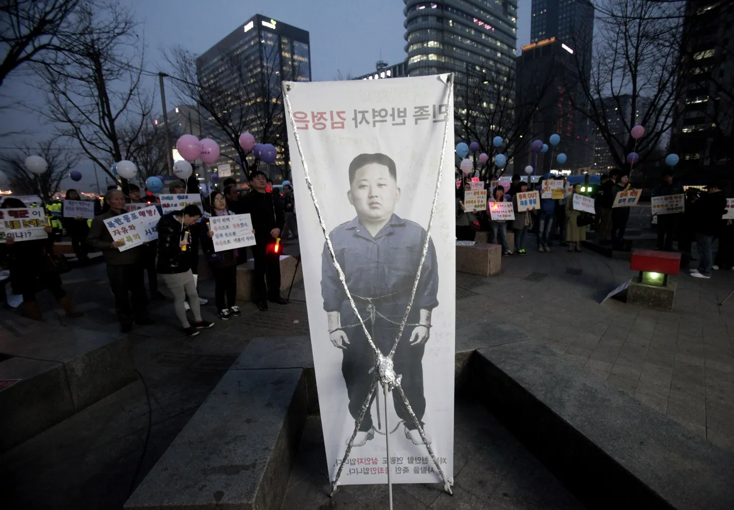 Plakat, millel Põhja-Korea liidrit Kim Jong-uni kujutatakse vangina.