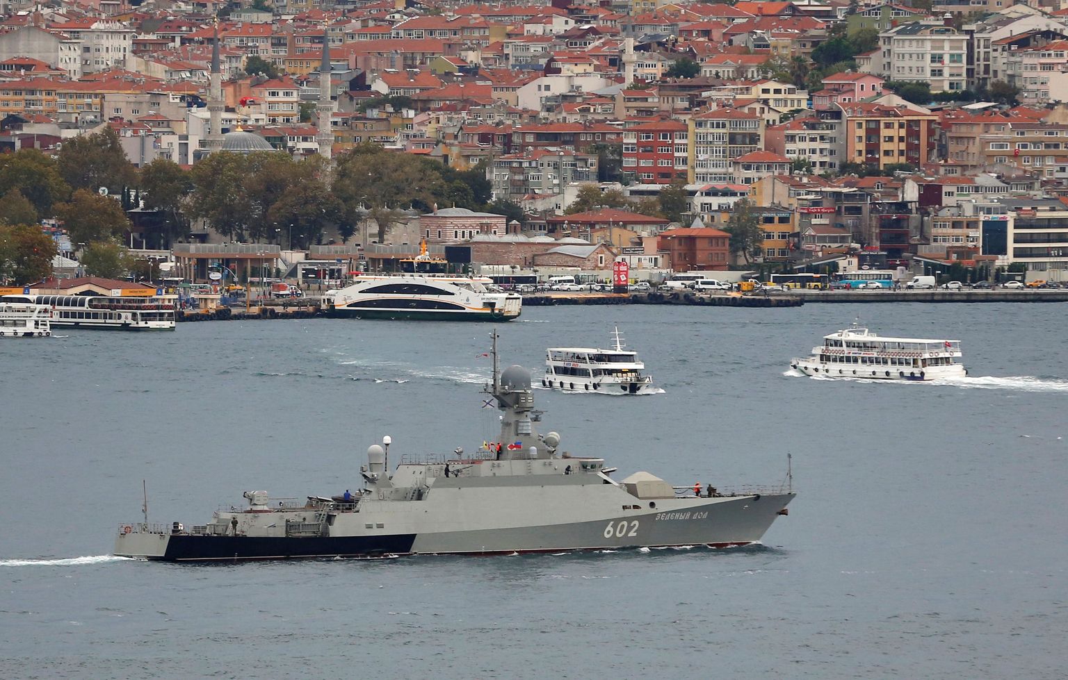 Arvatavalt Balti laevastikku määratav korvett Željonõi Dol Bosporust läbimas.