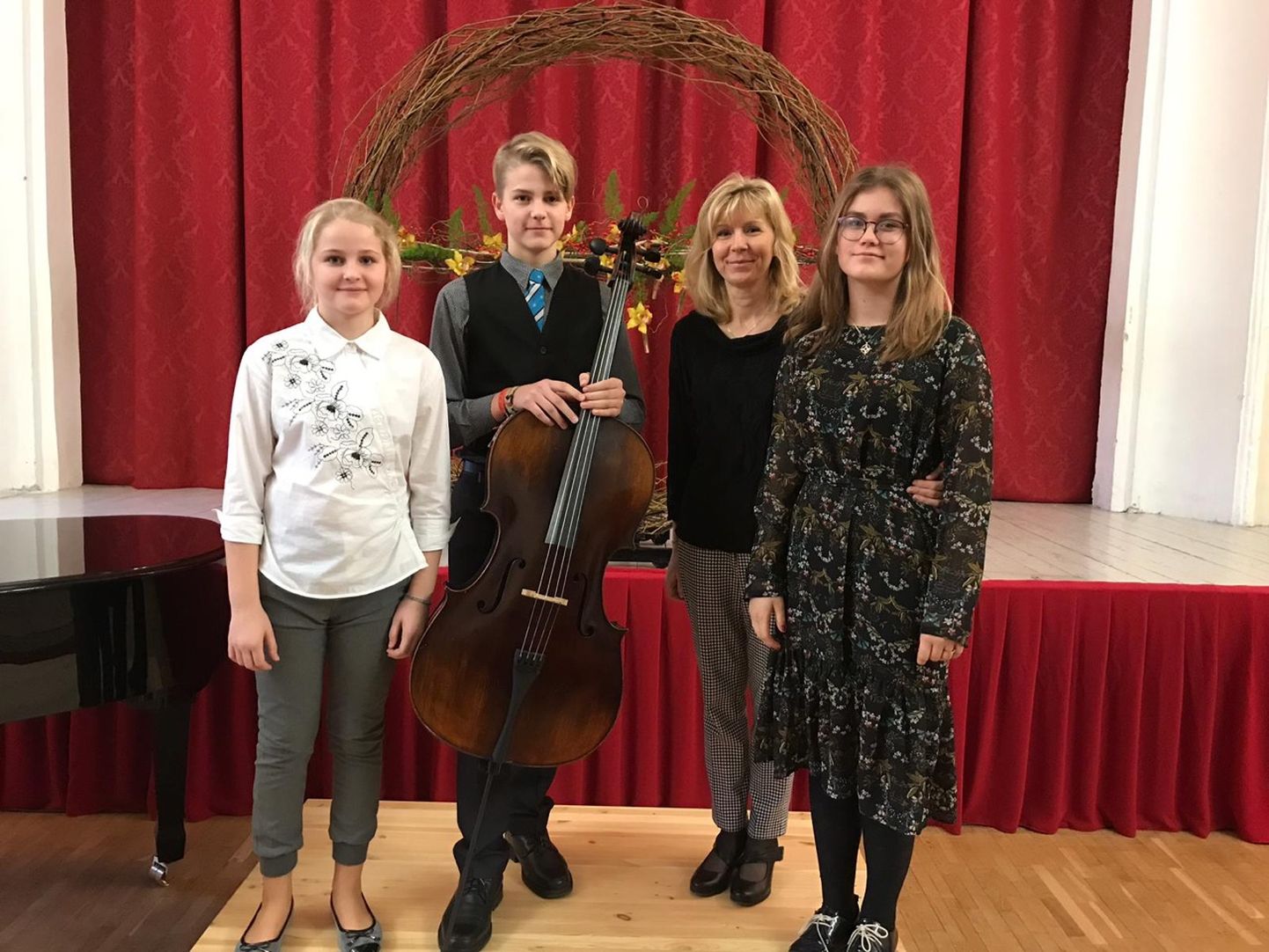 Viljandi muusikakooli õpilased Kiiri Katrin Vingisaar (vasakul), Karl-Vahur Vingisaar ja Emma Sepp (paremal) koos õpetaja Maarika Reimandiga