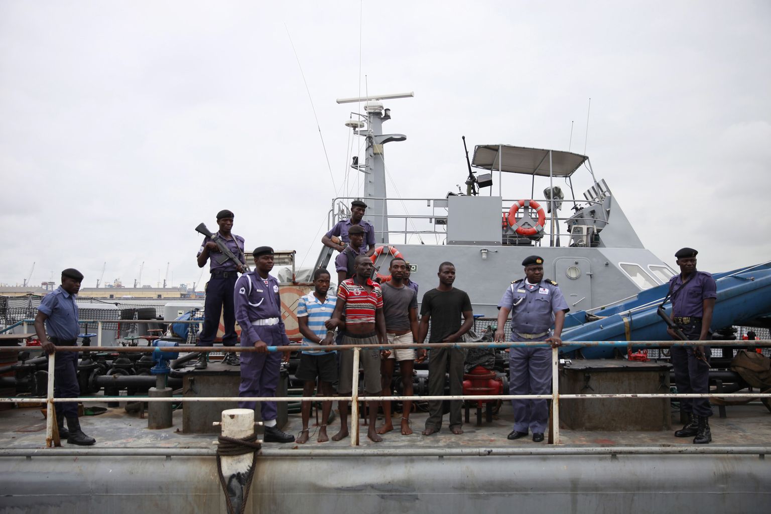 Nigeeria politsei koos tabatud piraatidega.