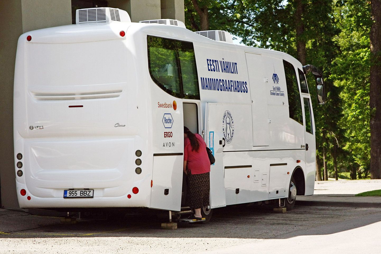 Valga haigla kõrval seisvasse Eesti Vähiliidu mammograafiabussi siseneb järjekordne inimene.