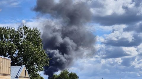 Foto un video ⟩ Valmieras ielā Rīgā izcēlies ugunsgrēks