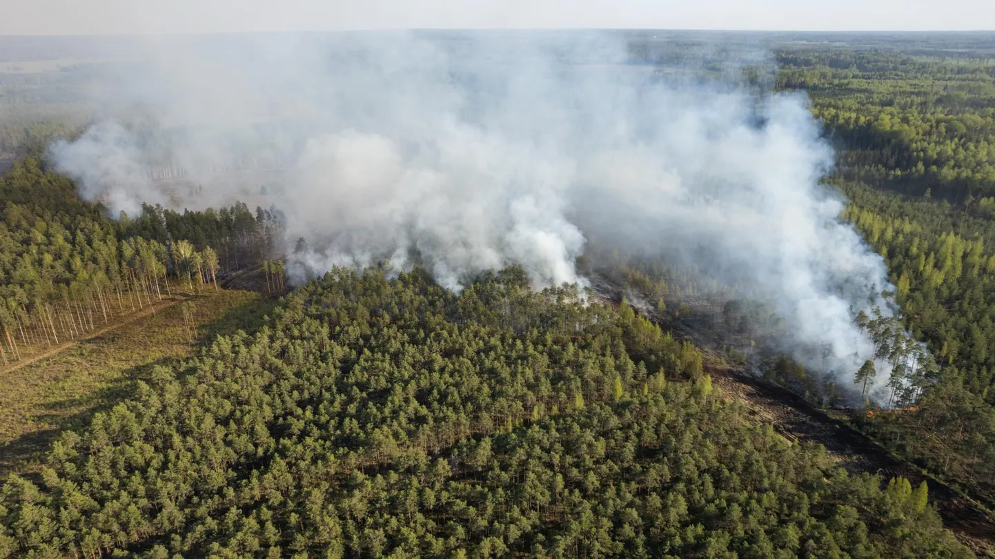 Sultsi külas oli mitu metsa- ja maastikupõlengut. Üks põlenguala hõlmas nelja hektarit ja teine laius ligi 26 hektaril.