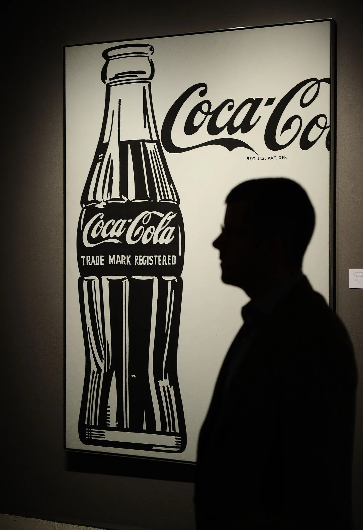 Andy Warholi maal 'Coca-Cola (4) (Large Coca-Cola'. Figuur esiplaanil ei ole maali osa.