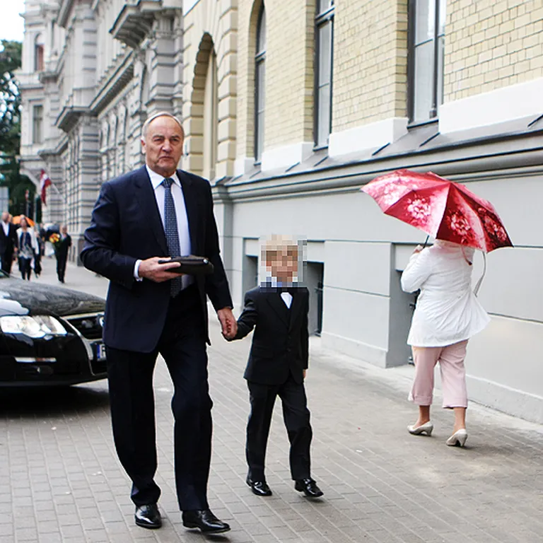Mazais Kristaps Andris jūtas droši, ka, turoties pie tēta, Valsts prezidenta Andra Bērziņa rokas, var doties uz pirmo skolas dienu