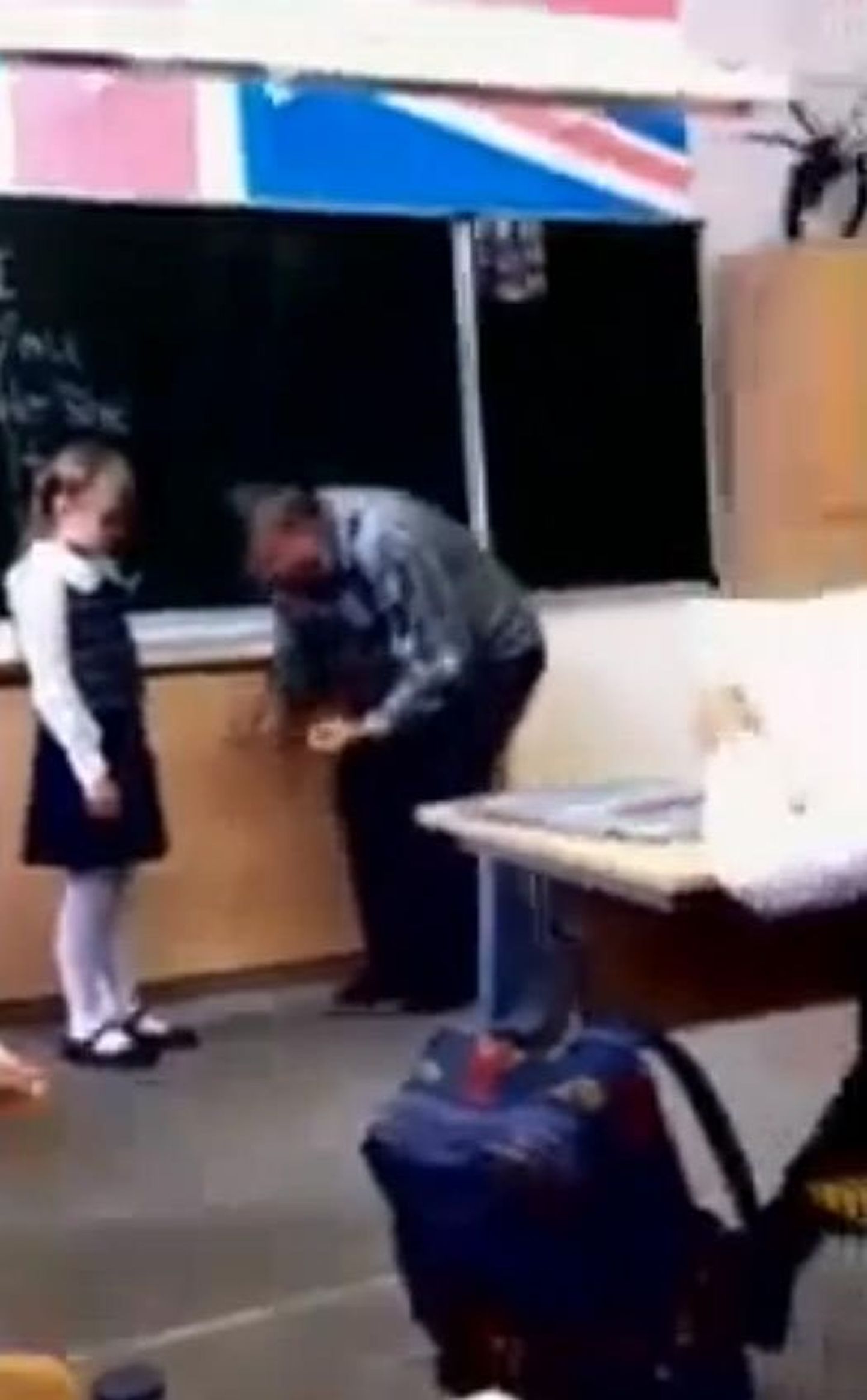 Vene koolitüdruk annab õpetajale jalaga