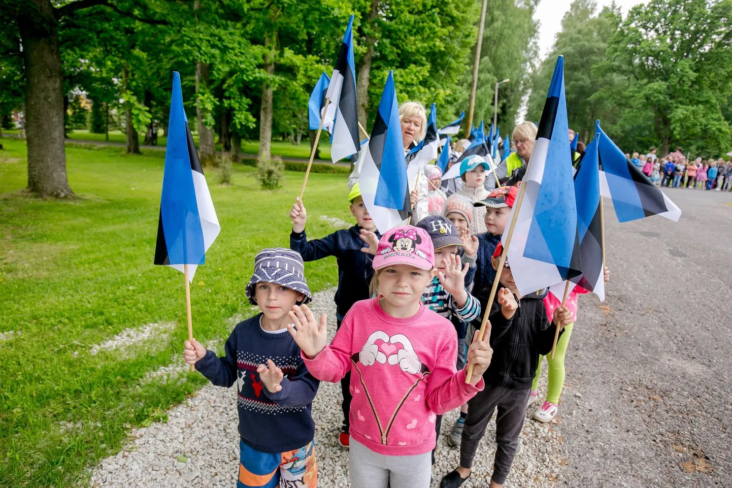 Sindis tähistatakse lipupäeva piduliku rivistuse ja õpilaste etteastega.