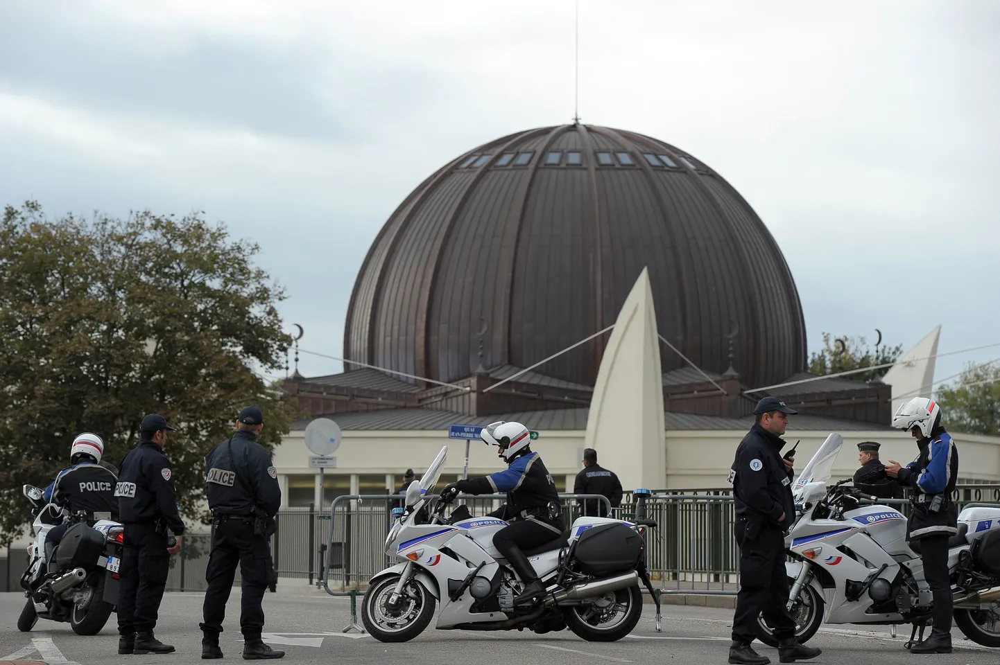 Politseinikud täna Prantsuse suurima mošee avamisel Strasbourgis.