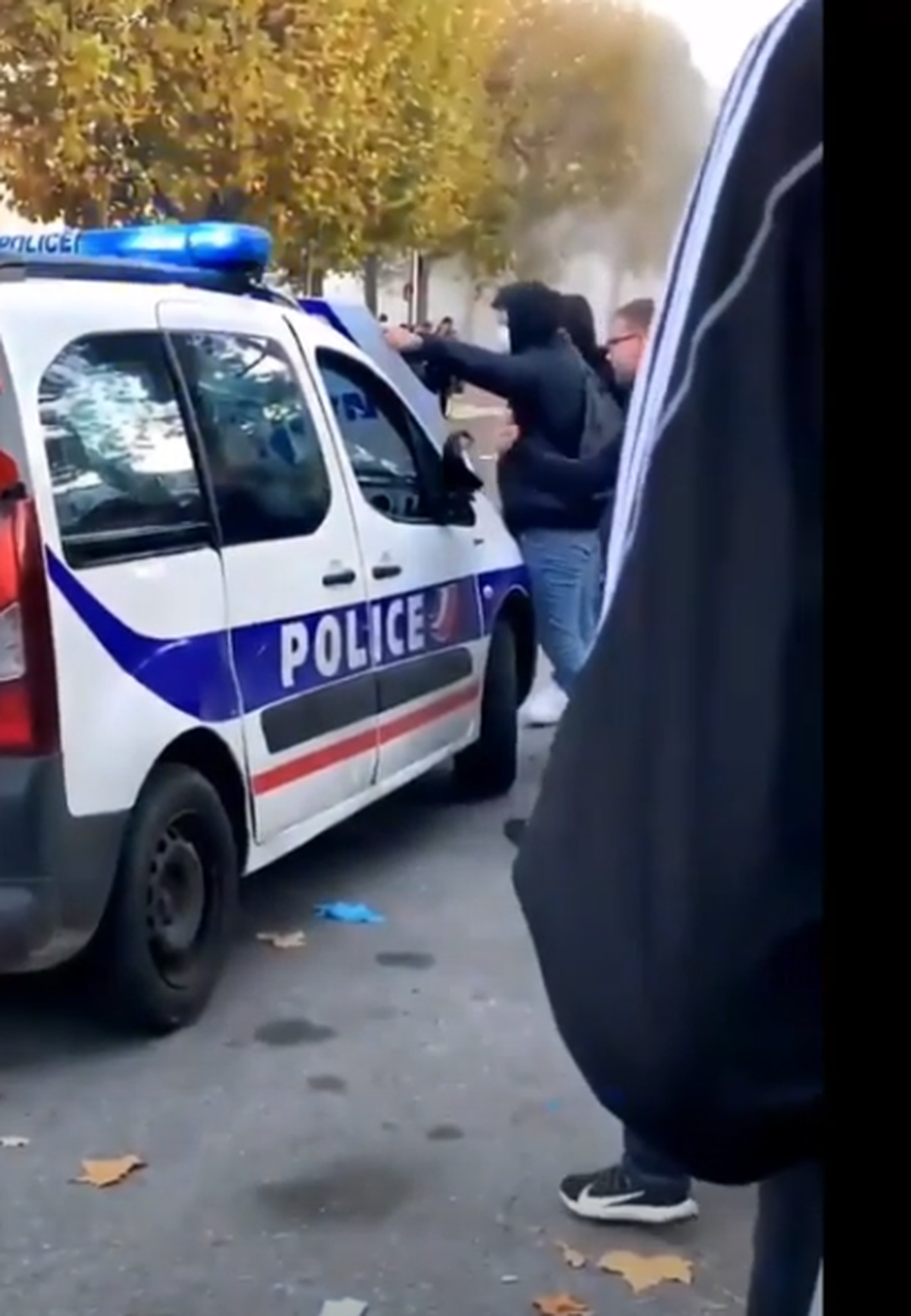 Prantsusmaal Compiègne’is avaldasid õpilased koolide mittesulgemise vastu meelt ja hävitasid politseiauto
