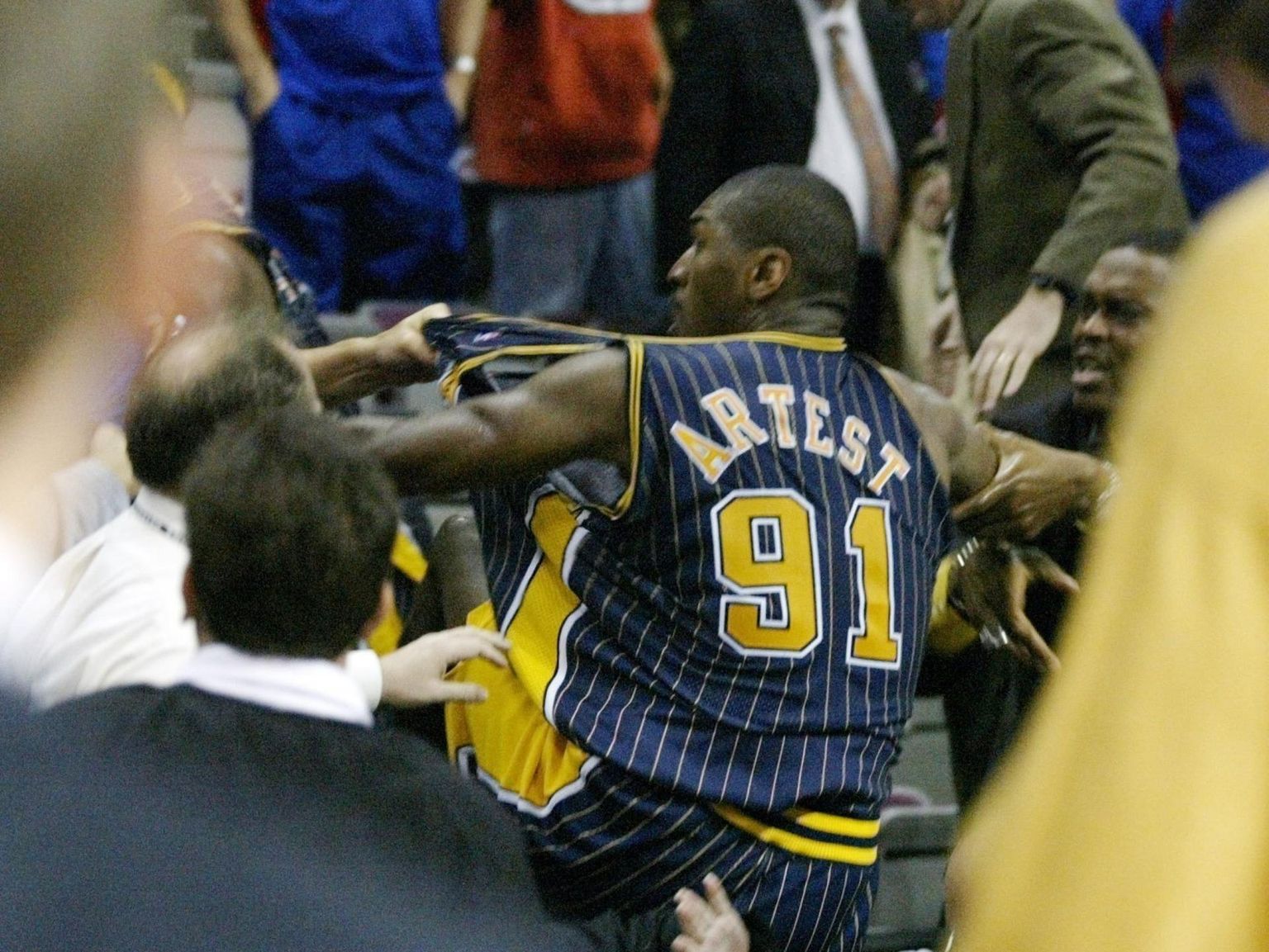 «Malice at the Palace». Ron Artest kaklushoos, mille tõttu pidi ta järgneva hooaja vahele jätma. Hiljem õnnestus tal Los Angeles Lakersi meeskonnas küll NBA tiitel võita.