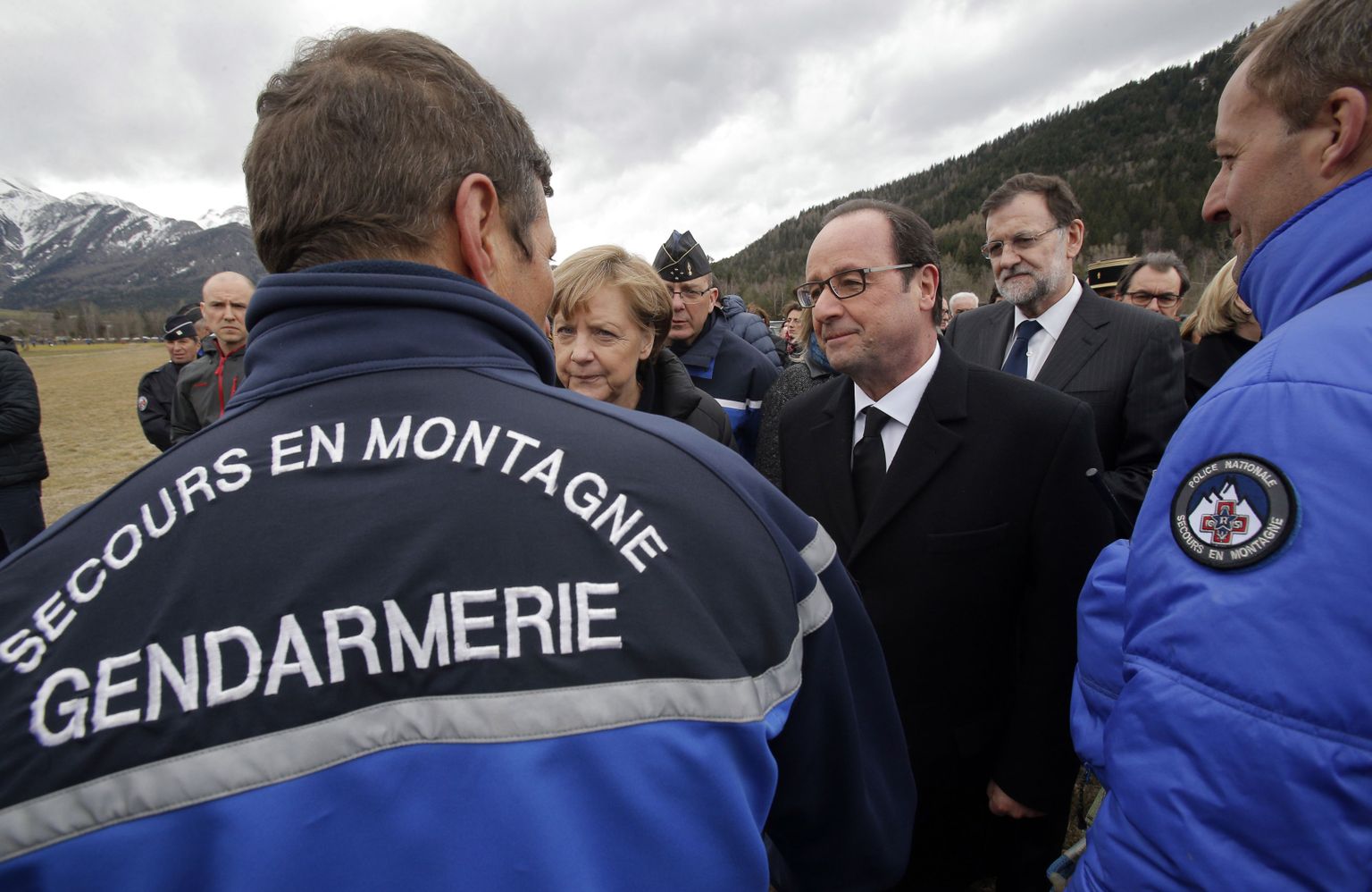 Saksa liidukantsler Merkel, Prantsuse president Hollande ja Hispaania peaminister Rajoy päästetöötajatega rääkimas.