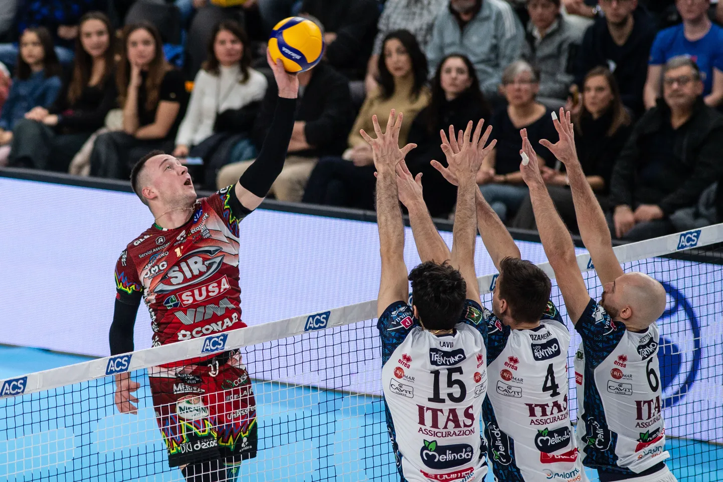 Oleh Plotnõtski (palliga).
