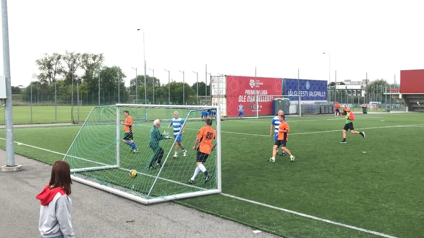 Eesti seenioride karikavõistluste teisel etapil tõi pärnakatele Tallinna La Strada vastu 1:0 võidu Ustritski-Lelovi-Dolinini kombinatsiooni järel sündinud värav.