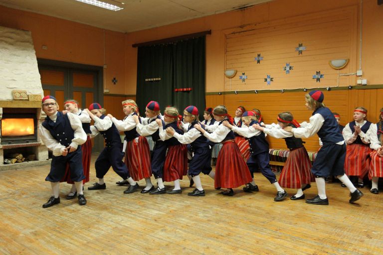 Metsküla algkoolis Läänemaal tantsivad kõik 21 last.