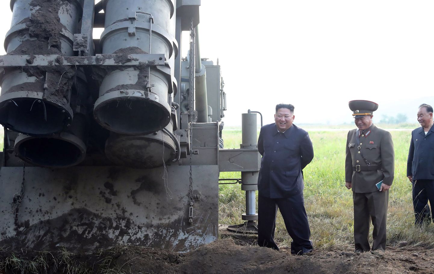 Põhja-Korea uudisteagnetuuri KCNA  avaldatud foto, millel on Kim Jong-uni näha tutvumas uue raketiheitjaga