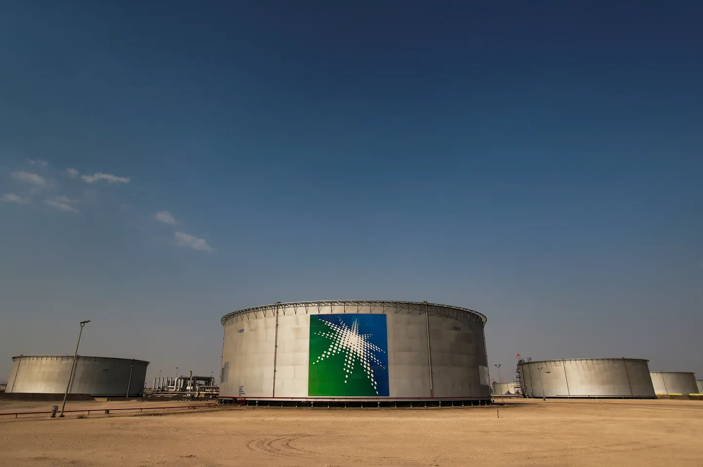 Saudi Aramco logoga naftamahutid Saudi Araabias Abqaiqis.