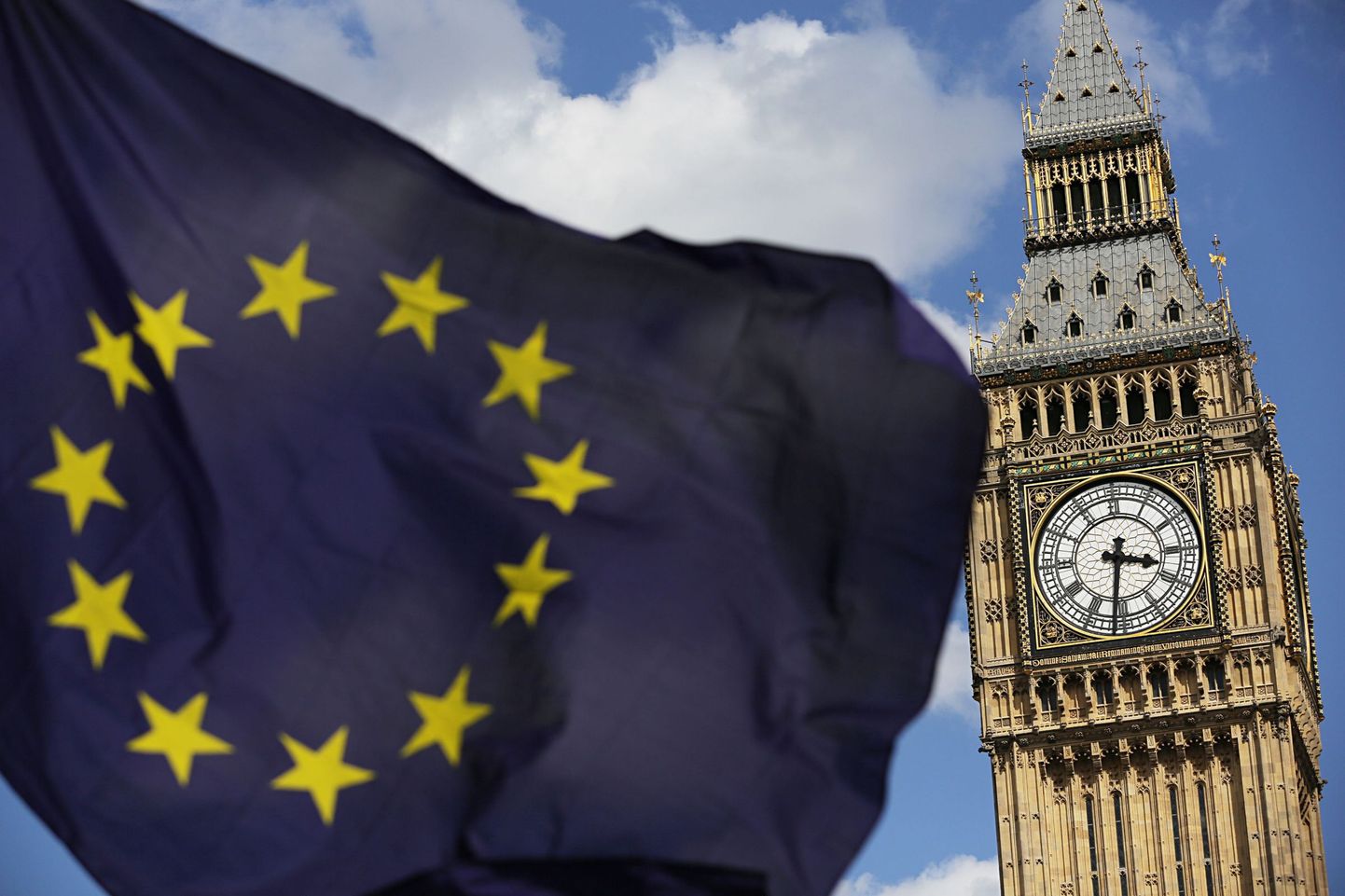 Suurbritanniale ikooniline Big Ben ELi lipu kõrval.
