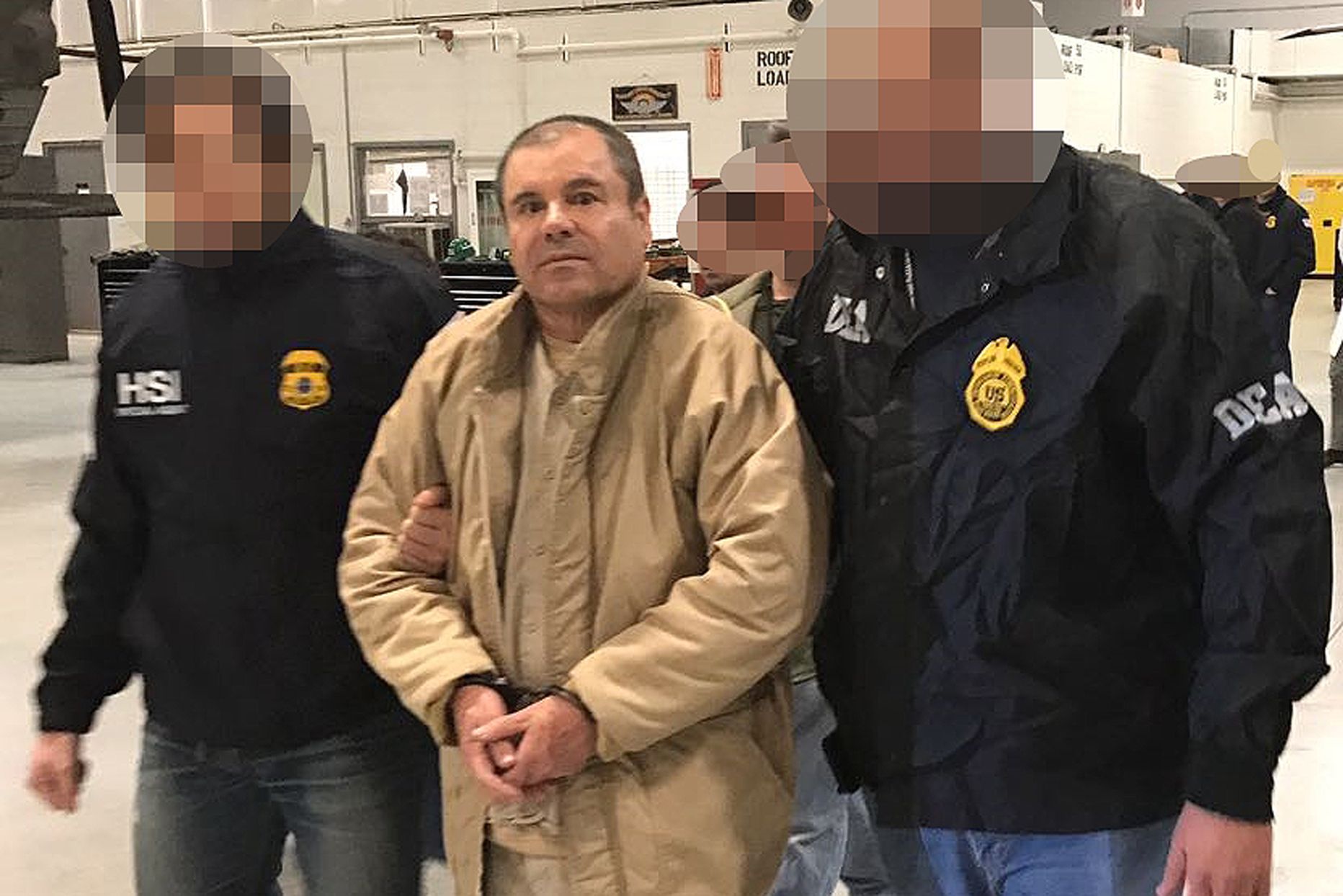 El Chapo (keskel).