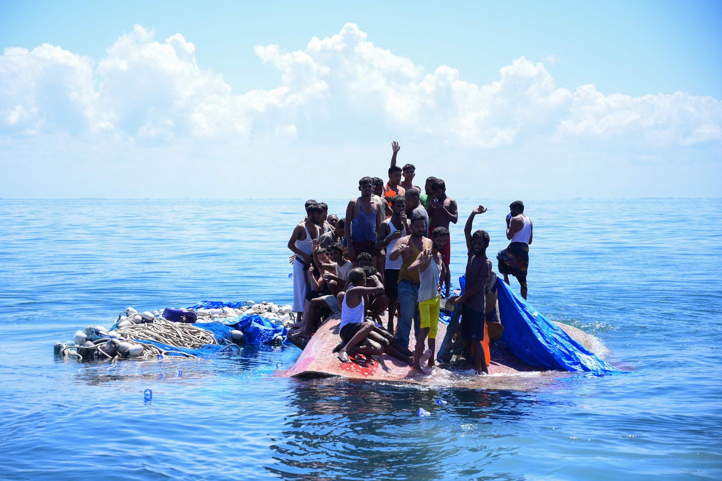 Indoneesias Acehi provintsis merehätta sattunud rohingja põgenikud, kelle kaaslastest kümned leidsid kardetavasti märja haua. Paat paiknes rannikust 16 meremiili (umbes 29 kiomeetri) kaugusel.