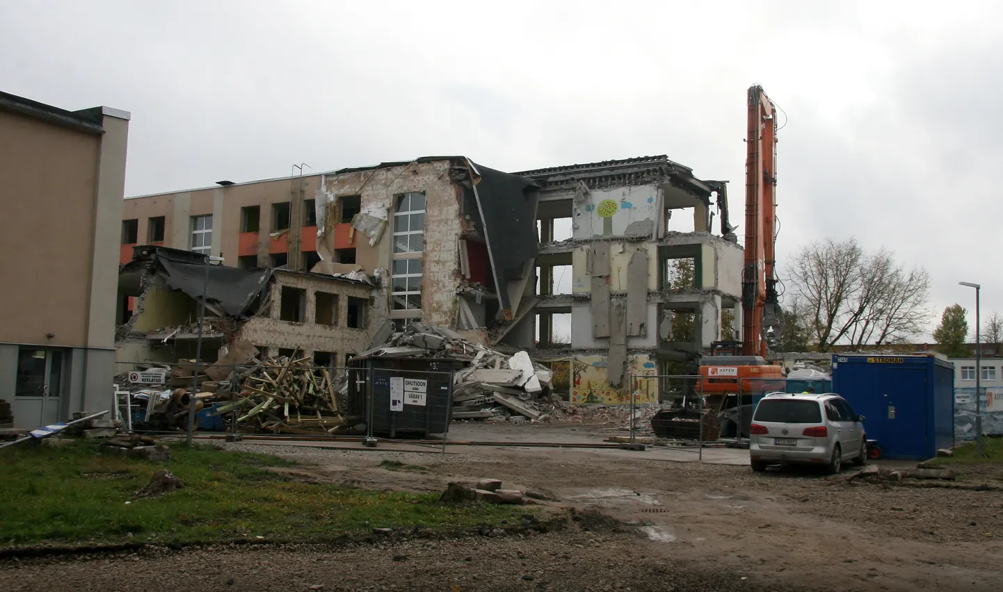 Построенное в 1967 году йыхвиское школьное здание в ближайшие недели исчезнет с лица земли. Когда будет возведено новое здание, пока неясно.